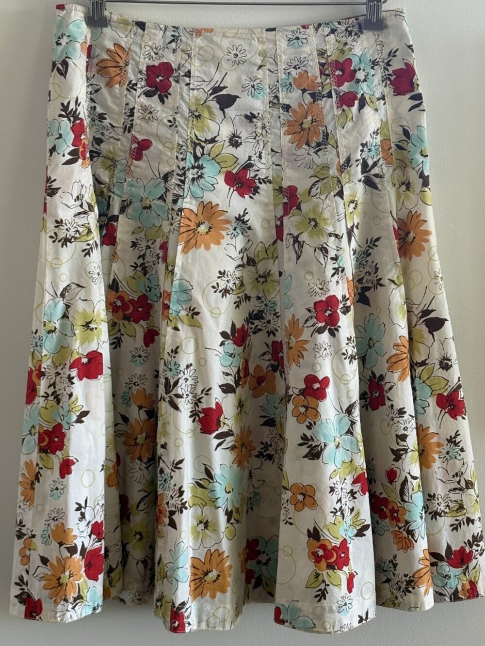 CAbi Multicolored Floral, Fit and Flare, Pleated Cotton Skirt.  Size 4